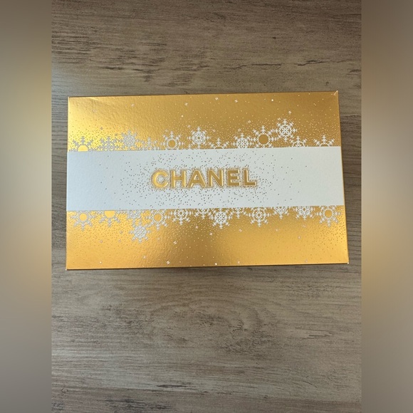 CHANEL 2024 Holiday Cosmetic Pouch - Picture 7 of 7